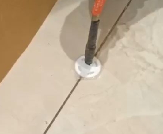 日喀则瓷砖空鼓维修公司专业解答瓷砖在铺贴过程中，如果没有涂抹均匀到位的粘结材料（如水泥砂浆或瓷砖胶），可能会导致以下问题